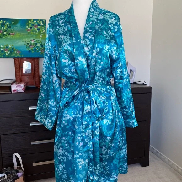 BRAND NEW SILK ROBE - Picture 2 of 7